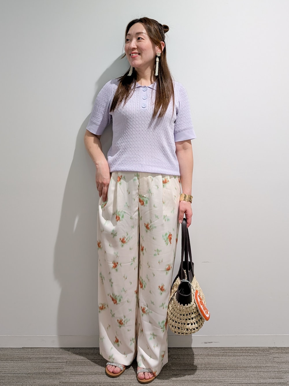 パープル系のニット/セーター、ホワイト系のその他パンツ、ブラウン系のトートバッグを着用したレディースの夏コーディネートの1枚目の写真
