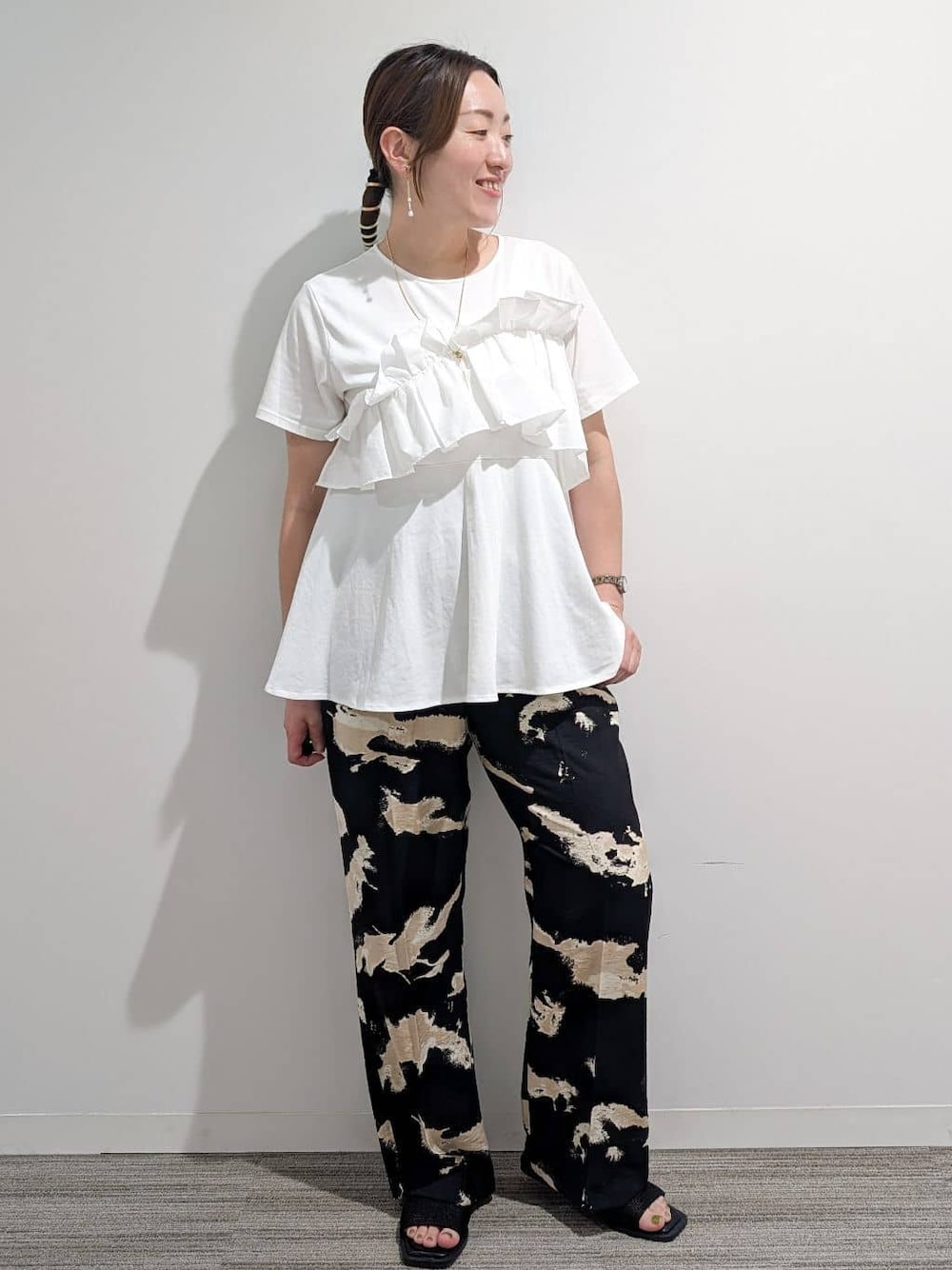 ホワイト系のTシャツ/カットソー、ブラック系のその他パンツ、ブラック系のサンダルを着用したレディースの夏コーディネートの1枚目の写真