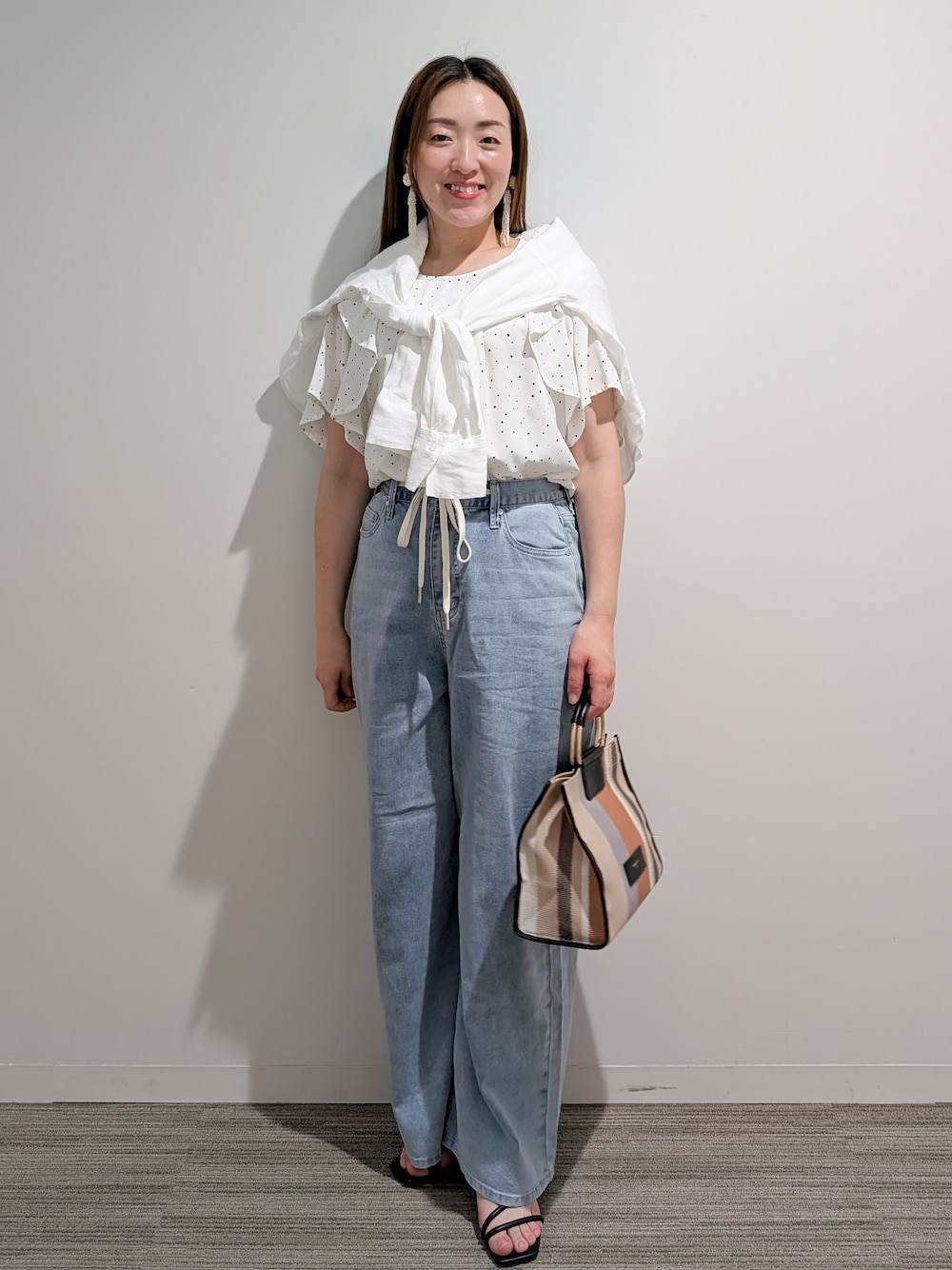 ホワイト系のシャツ/ブラウス、ホワイト系のシャツ/ブラウス、ブルー系のデニムパンツを着用したレディースの夏コーディネートの1枚目の写真