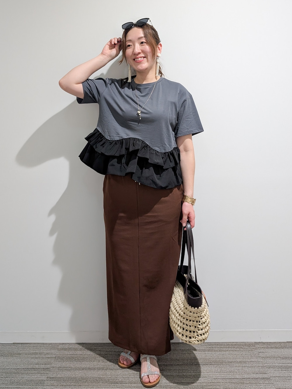 グレー系のTシャツ/カットソー、ブラウン系のスカート、ブラウン系のトートバッグを着用したレディースの夏コーディネートの1枚目の写真