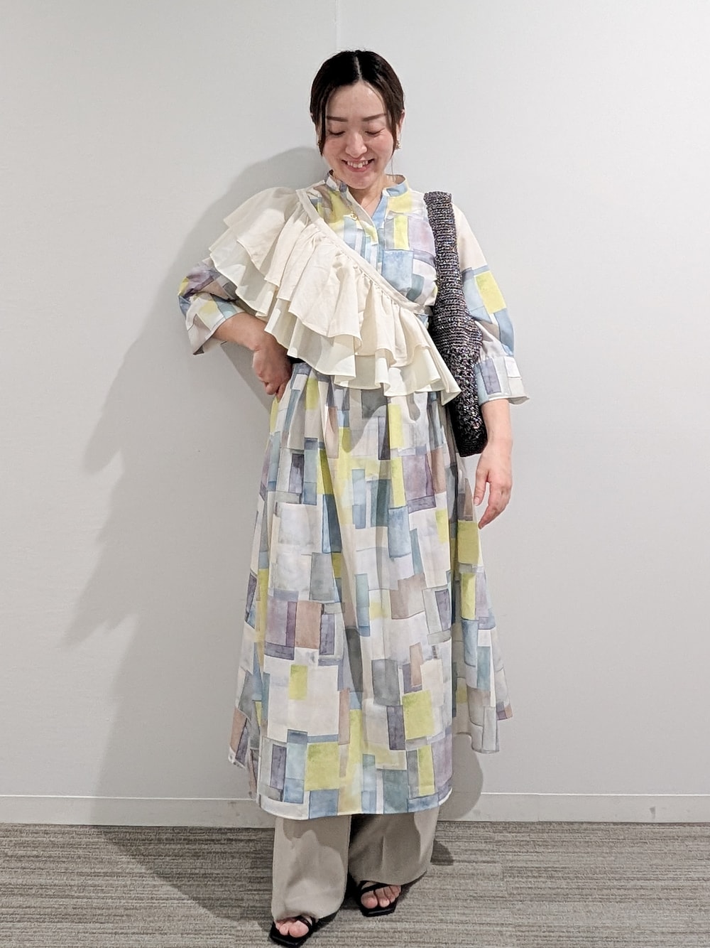 ブルー系のワンピース、ベージュ系のその他パンツ、シルバー系のショルダーバッグを着用したレディースの春コーディネートの1枚目の写真