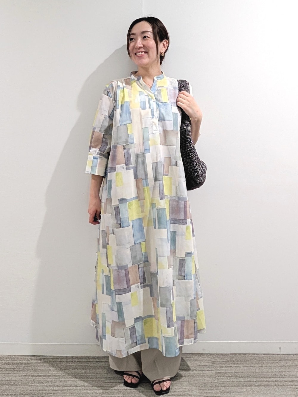 ブルー系のワンピース、ベージュ系のその他パンツ、シルバー系のショルダーバッグを着用したレディースの春コーディネートの1枚目の写真