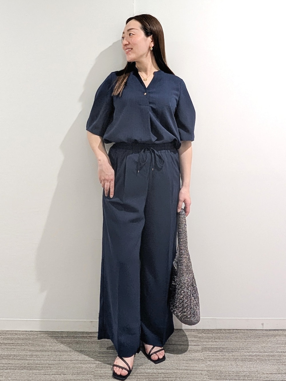 ブルー系のシャツ/ブラウス、ブルー系のその他パンツ、シルバー系のショルダーバッグを着用したレディースの春コーディネートの1枚目の写真