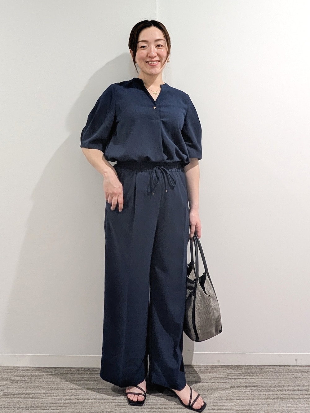 ブルー系のシャツ/ブラウス、ブルー系のその他パンツ、グレー系のトートバッグを着用したレディースの夏コーディネートの1枚目の写真