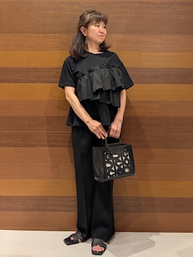 「OPAQUE.CLIP（オペークドットクリップ）の【接触冷感】アシメフリルドッキングカットソー《洗濯機OK》（Tシャツ/カットソー、ブラック系）」を使った、momoさん（レディース・160cm）の春コーディネート