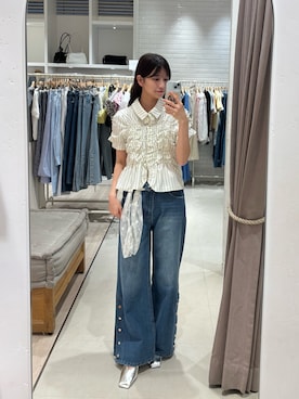 「mystic（ミスティック）のボタンスリットフレアデニム（デニムパンツ、ブルー系）」を使った、ミクリさん（レディース・162cm）の春コーディネート