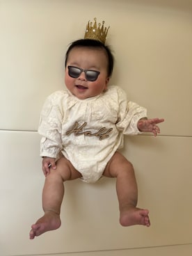 「SHEINのアイテム（ロンパース、ホワイト系）」を使った、ひなぷさん（キッズ・70cm）の春コーディネート