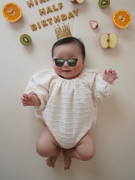 「SHEINのアイテム（ロンパース、ホワイト系）」を使った、ひなぷさん（キッズ・70cm）の春コーディネート