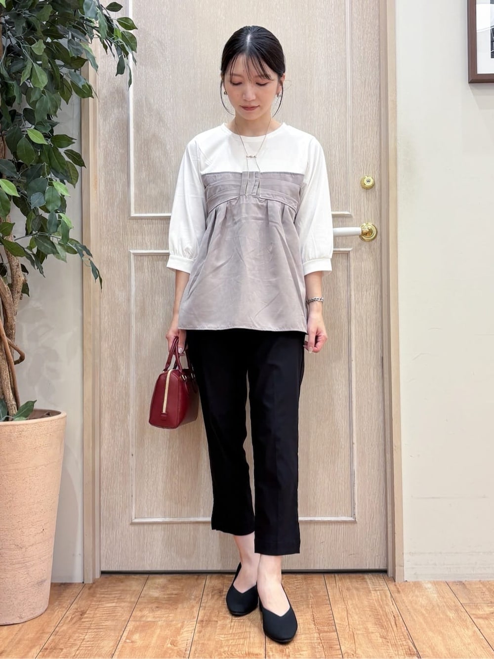ベージュ系のTシャツ/カットソー、ブラック系のその他パンツ、ブラック系のパンプスを着用したレディースの秋コーディネートの1枚目の写真