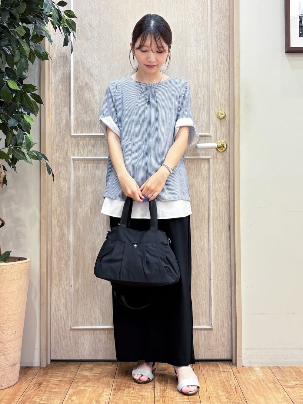 ブルー系のTシャツ/カットソー、ブラック系のその他パンツ、シルバー系のサンダルを着用したレディースの夏コーディネートの1枚目の写真