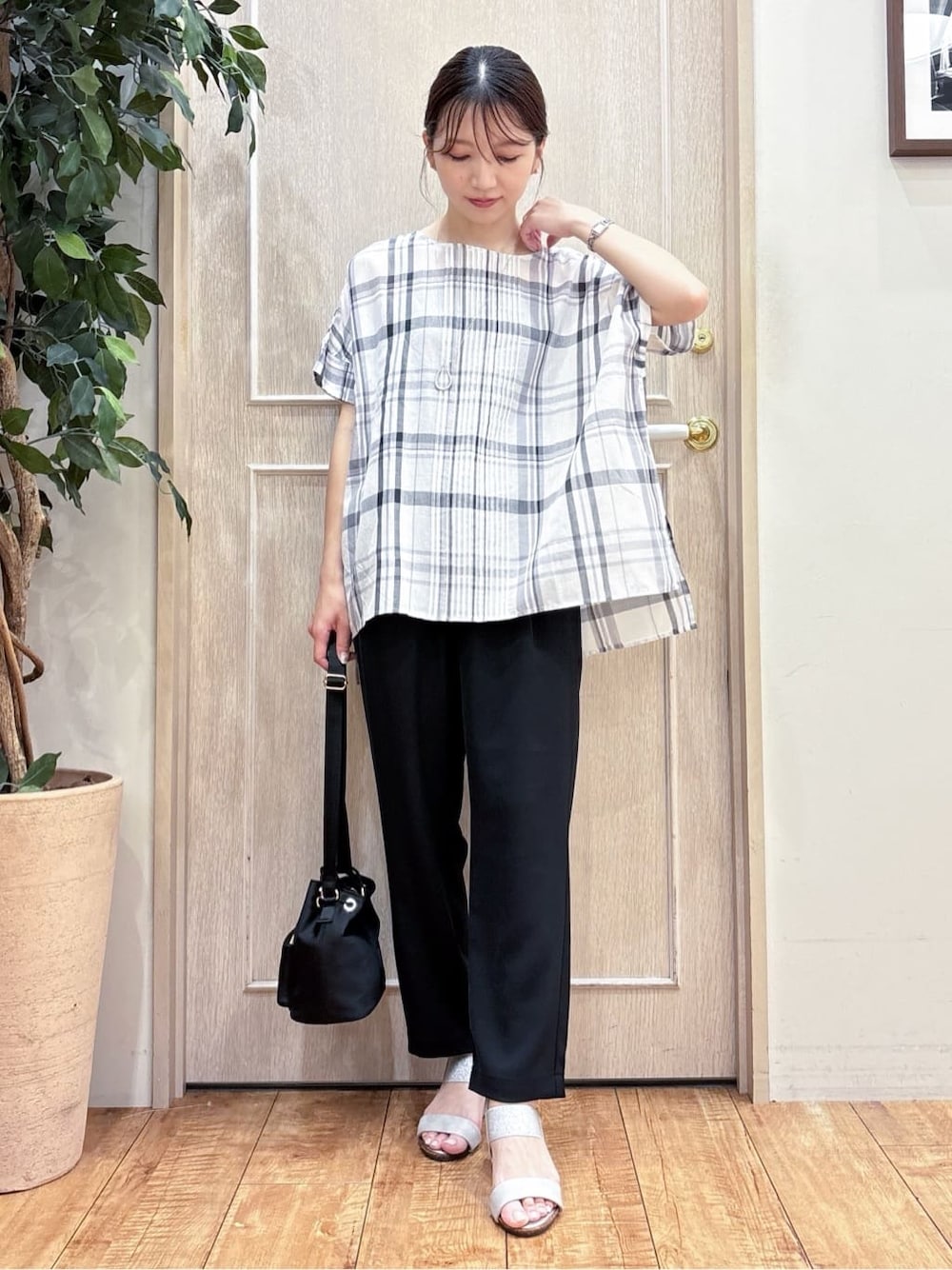 ブラック系のシャツ/ブラウス、ブラック系のその他パンツ、シルバー系のサンダルを着用したレディースの夏コーディネートの1枚目の写真