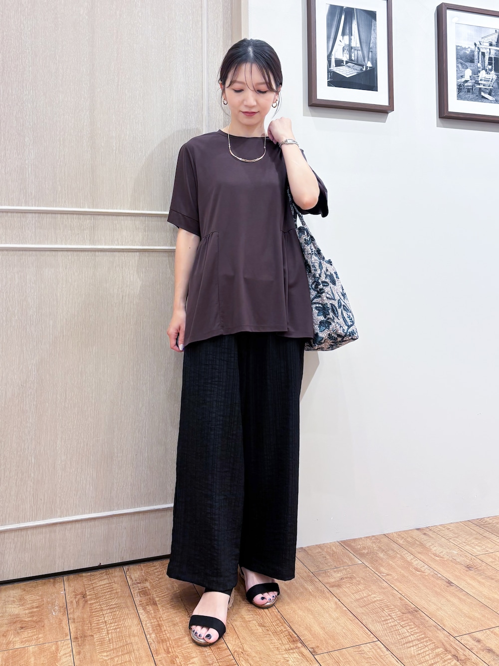 ブラウン系のTシャツ/カットソー、ブラック系のその他パンツ、ブラック系のサンダルを着用したレディースの夏コーディネートの1枚目の写真