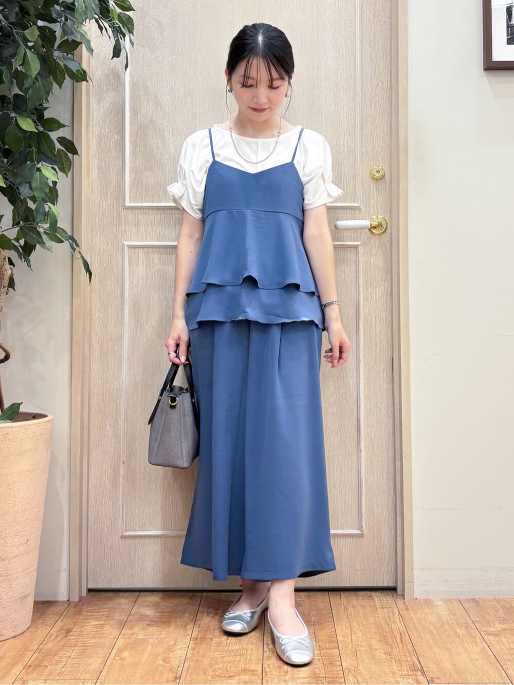 ブルー系のタンクトップ、ホワイト系のTシャツ/カットソー、ブルー系のその他パンツを着用したレディースの夏コーディネートの1枚目の写真
