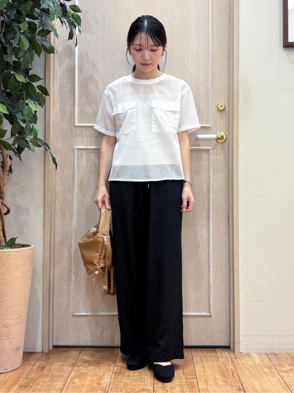 ホワイト系のTシャツ/カットソー、ブラック系のその他パンツ、ブラック系のパンプスを着用したレディースの秋コーディネートの1枚目の写真