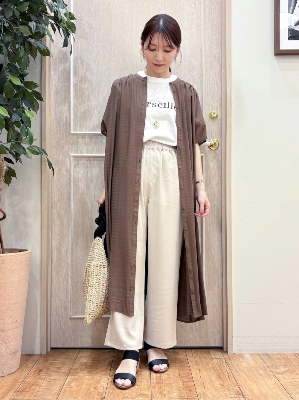 ブラウン系のワンピース、ホワイト系のTシャツ/カットソー、ベージュ系のその他パンツを着用したレディースの夏コーディネートの1枚目の写真