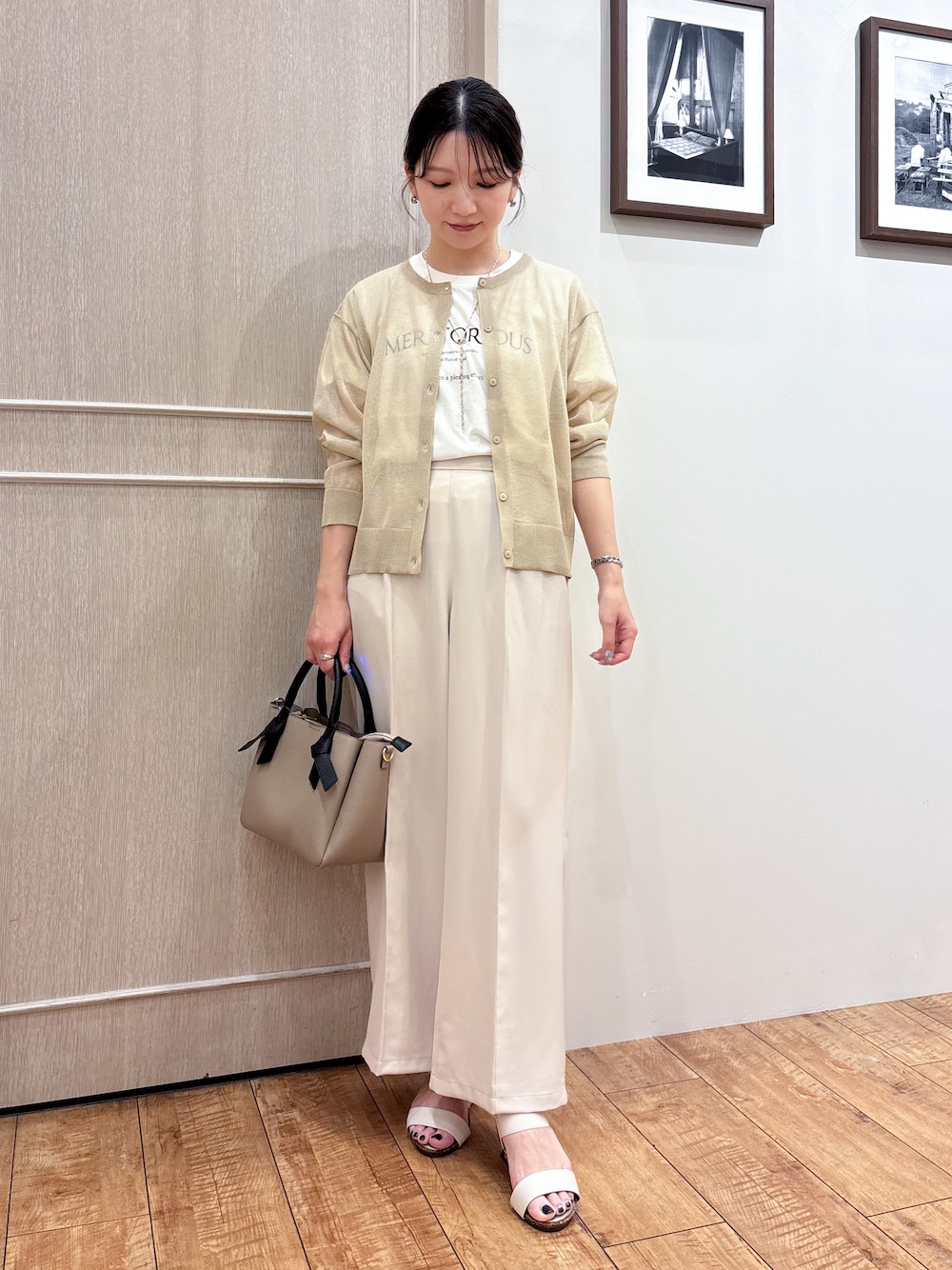 ベージュ系のカーディガン/ボレロ、ホワイト系のTシャツ/カットソー、ベージュ系のその他パンツを着用したレディースの夏コーディネートの1枚目の写真