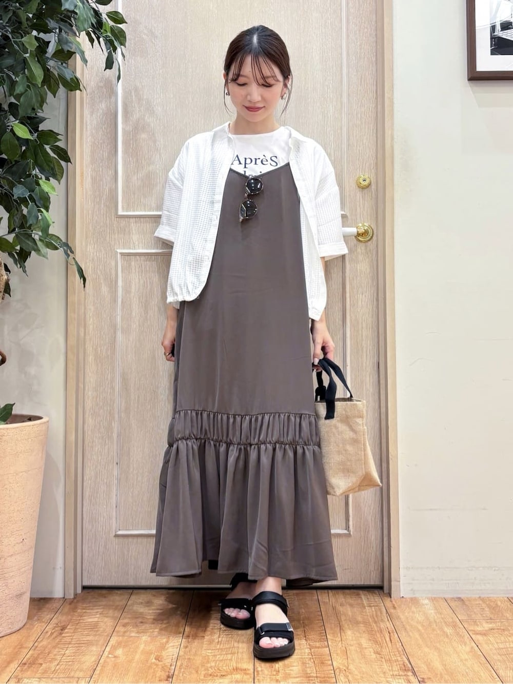 ホワイト系のシャツ/ブラウス、ブラウン系のワンピース、ホワイト系のTシャツ/カットソーを着用したレディースの夏コーディネートの1枚目の写真
