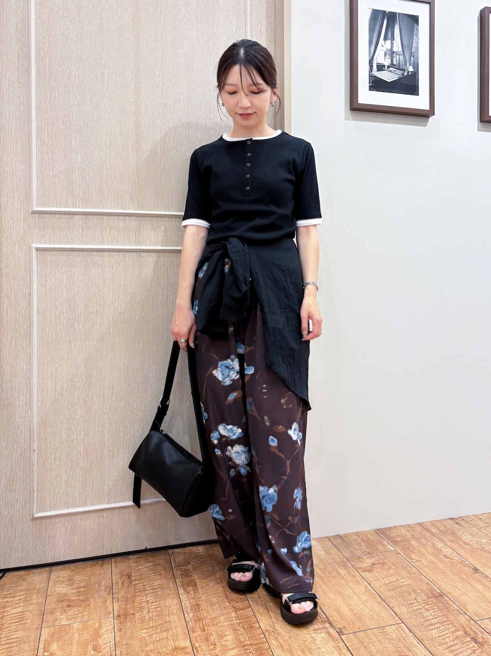 ブラック系のシャツ/ブラウス、ブラック系のTシャツ/カットソー、ブラウン系のその他パンツを着用したレディースの夏コーディネートの1枚目の写真