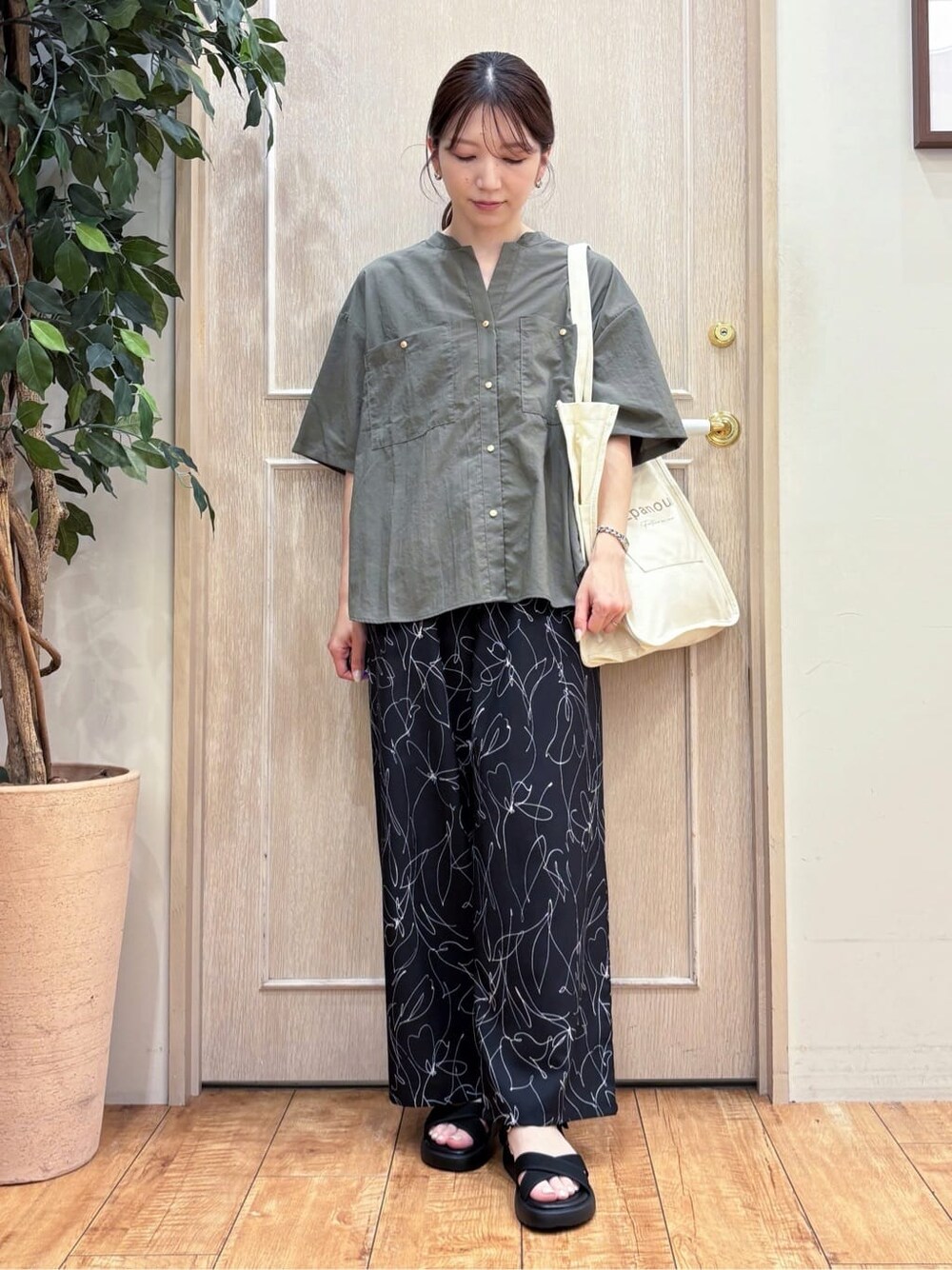 グリーン系のシャツ/ブラウス、ブラック系のその他パンツ、ブラック系のサンダルを着用したレディースの夏コーディネートの1枚目の写真