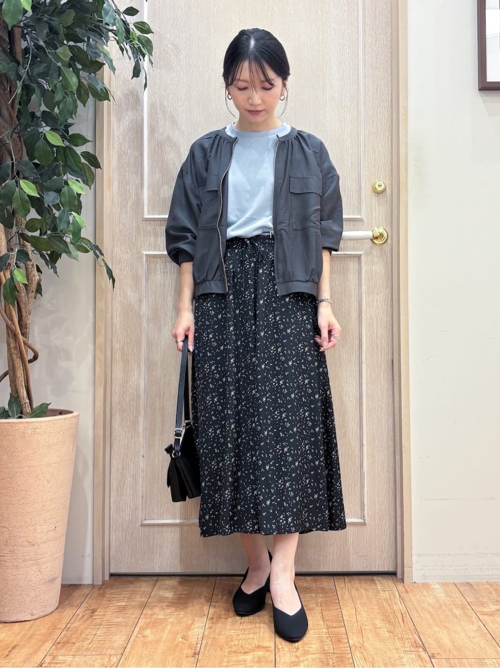 グレー系のブルゾン、ブルー系のTシャツ/カットソー、ブラック系のその他パンツを着用したレディースの秋コーディネートの1枚目の写真