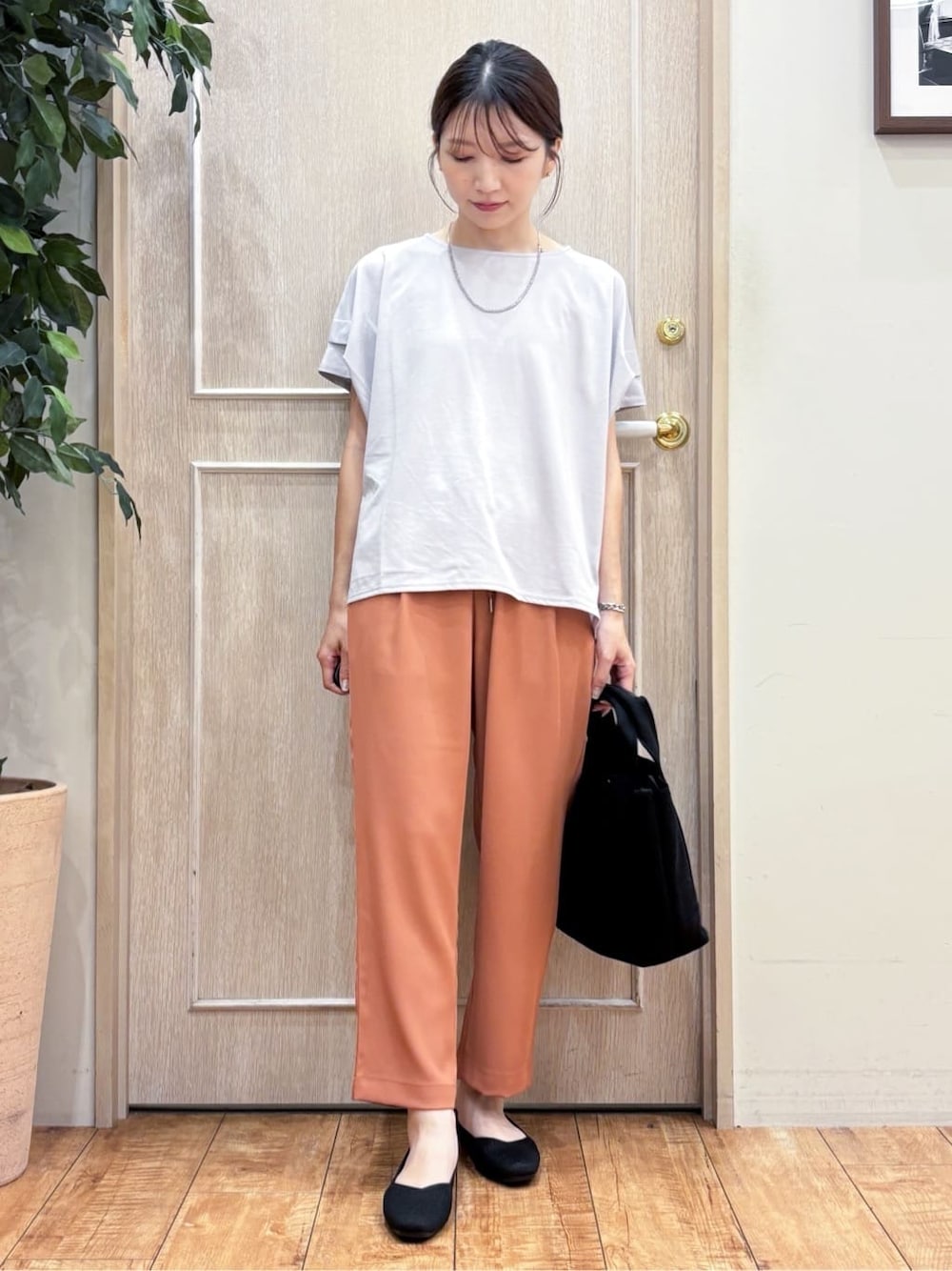 グレー系のTシャツ/カットソー、オレンジ系のその他パンツ、シルバー系のその他シューズを着用したレディースの夏コーディネートの1枚目の写真