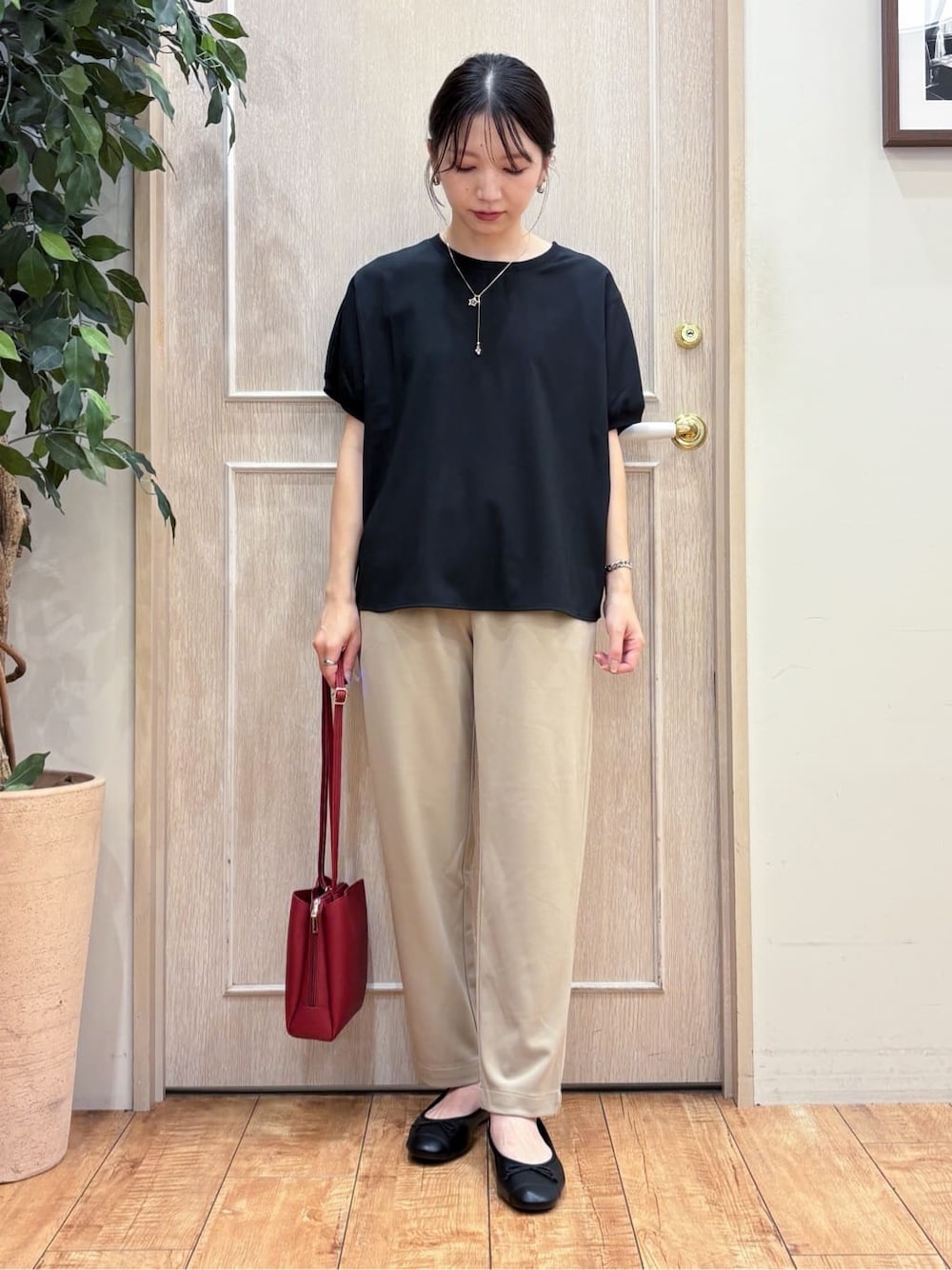 ブラック系のシャツ/ブラウス、ベージュ系のその他パンツ、ブラック系のその他シューズを着用したレディースの秋コーディネートの1枚目の写真