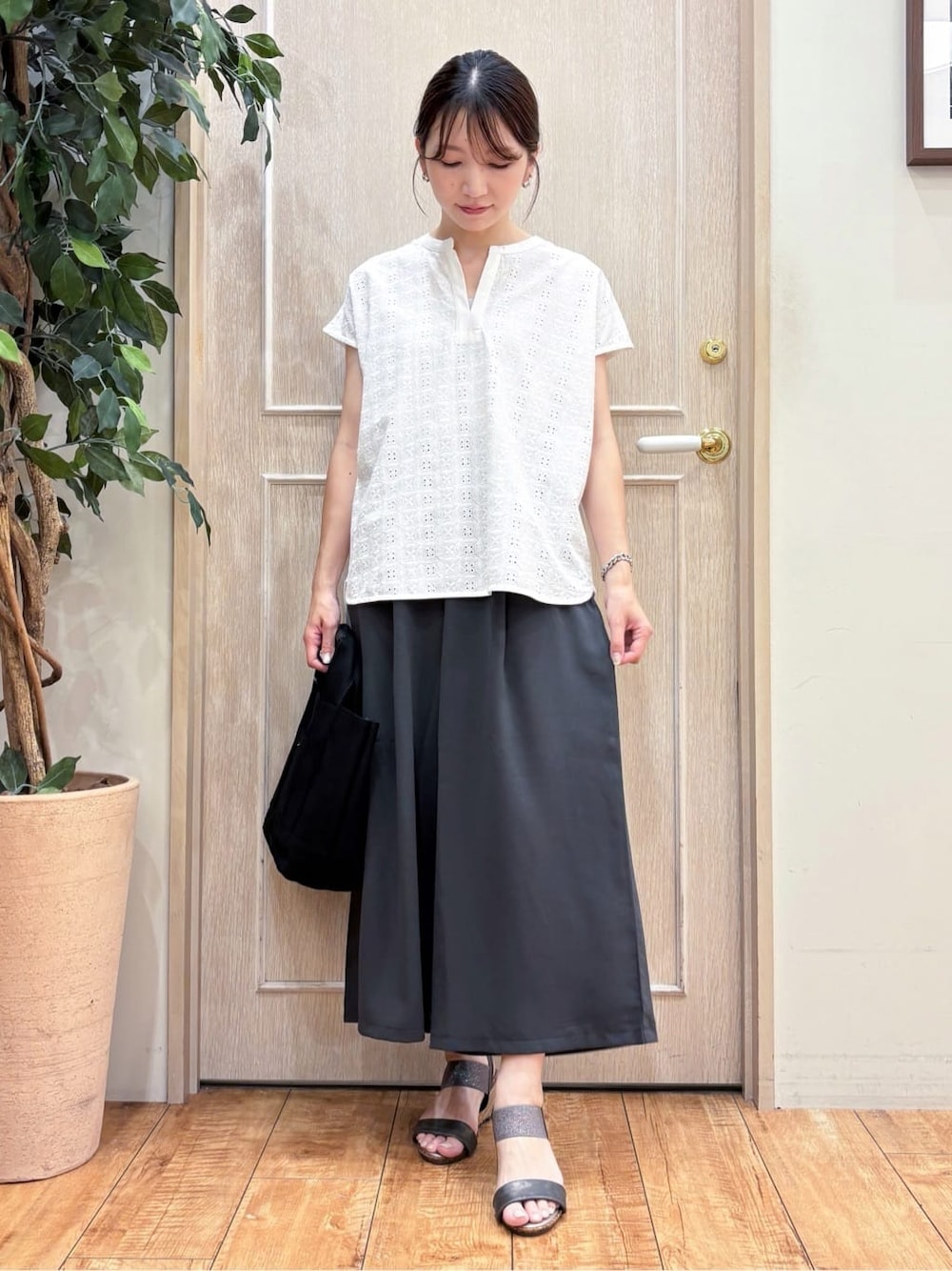 ホワイト系のTシャツ/カットソー、グレー系のその他パンツ、その他のサンダルを着用したレディースの夏コーディネートの1枚目の写真