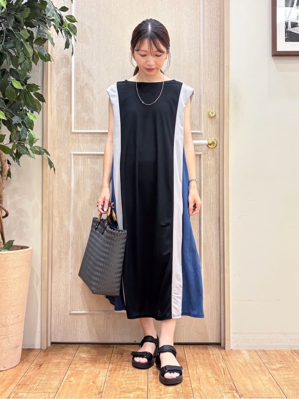 ブラック系のワンピース、ブラック系のサンダル、ブラック系のトートバッグを着用したレディースの夏コーディネートの1枚目の写真