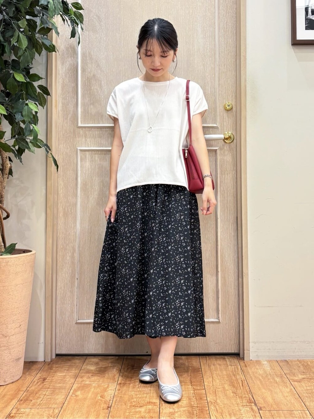 ホワイト系のTシャツ/カットソー、ブラック系のその他パンツ、シルバー系のその他シューズを着用したレディースの夏コーディネートの1枚目の写真