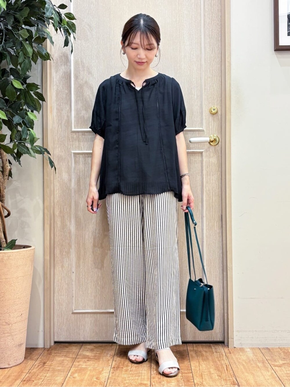 ブラック系のその他トップス、ブルー系のその他パンツ、シルバー系のサンダルを着用したレディースの夏コーディネートの1枚目の写真
