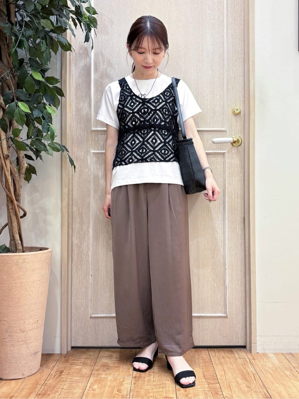 ブラック系のその他トップス、ブラウン系のその他パンツ、ブラック系のサンダルを着用したレディースの夏コーディネートの1枚目の写真