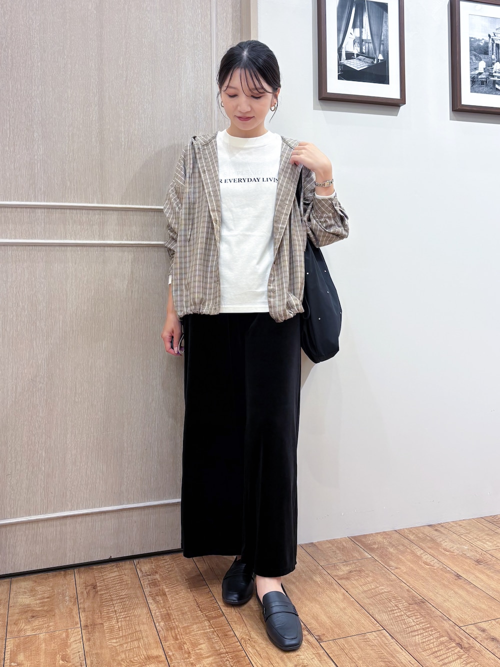 ベージュ系のシャツ/ブラウス、ホワイト系のTシャツ/カットソー、ブラック系のその他パンツを着用したレディースの秋コーディネートの1枚目の写真