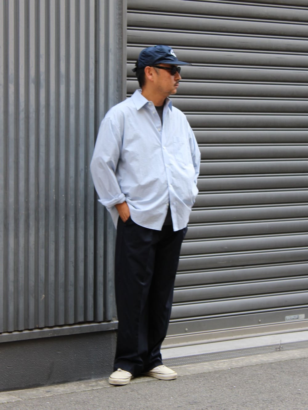 ブルー系のその他パンツ、ブルー系のシャツ/ブラウスを着用したメンズの夏コーディネートの1枚目の写真