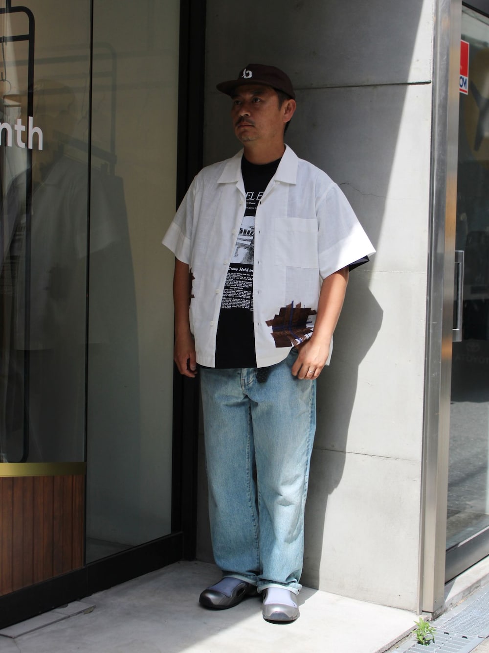 ホワイト系のシャツ/ブラウス、ブラック系のTシャツ/カットソーを着用したメンズの春コーディネートの1枚目の写真