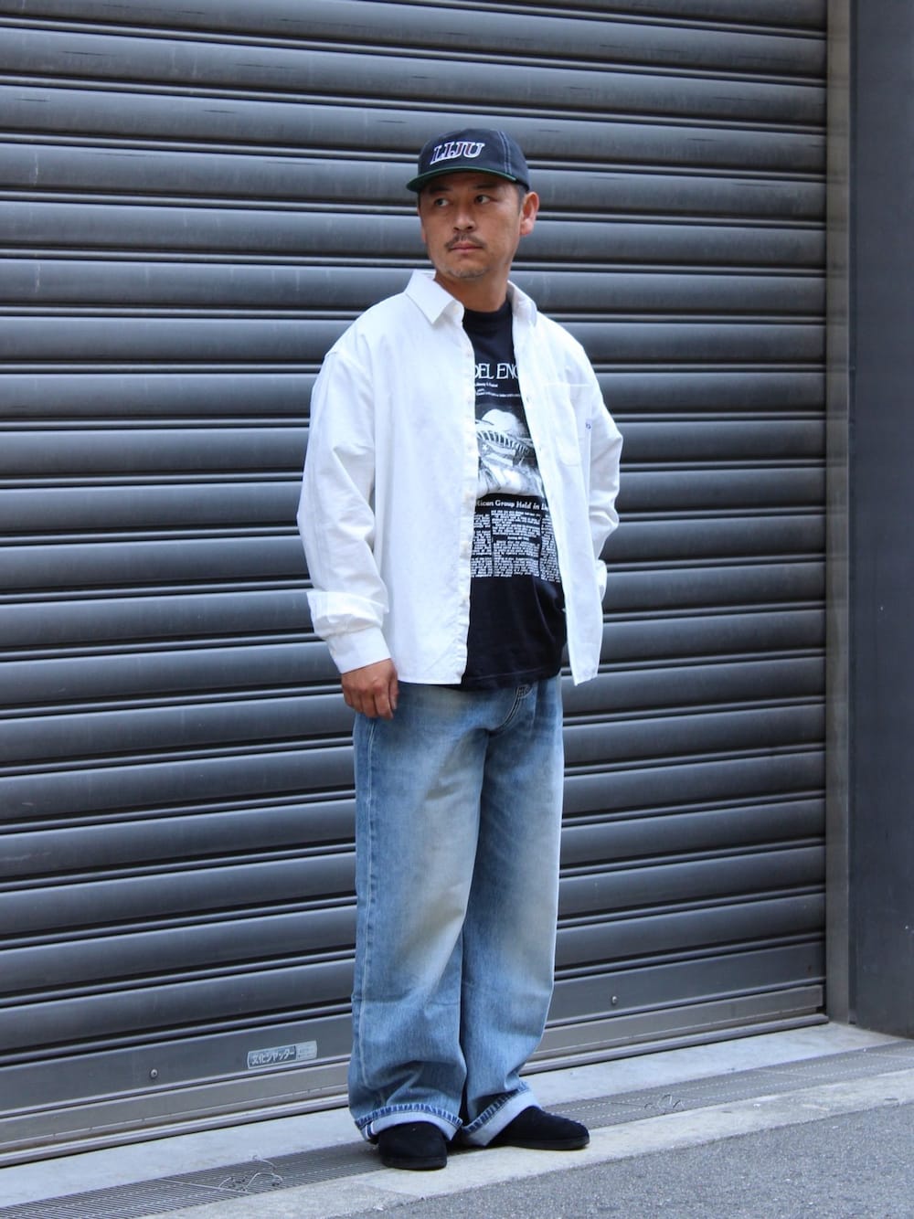 ブルー系のデニムパンツ、ホワイト系のシャツ/ブラウス、ブラック系のTシャツ/カットソーを着用したメンズの夏コーディネートの1枚目の写真