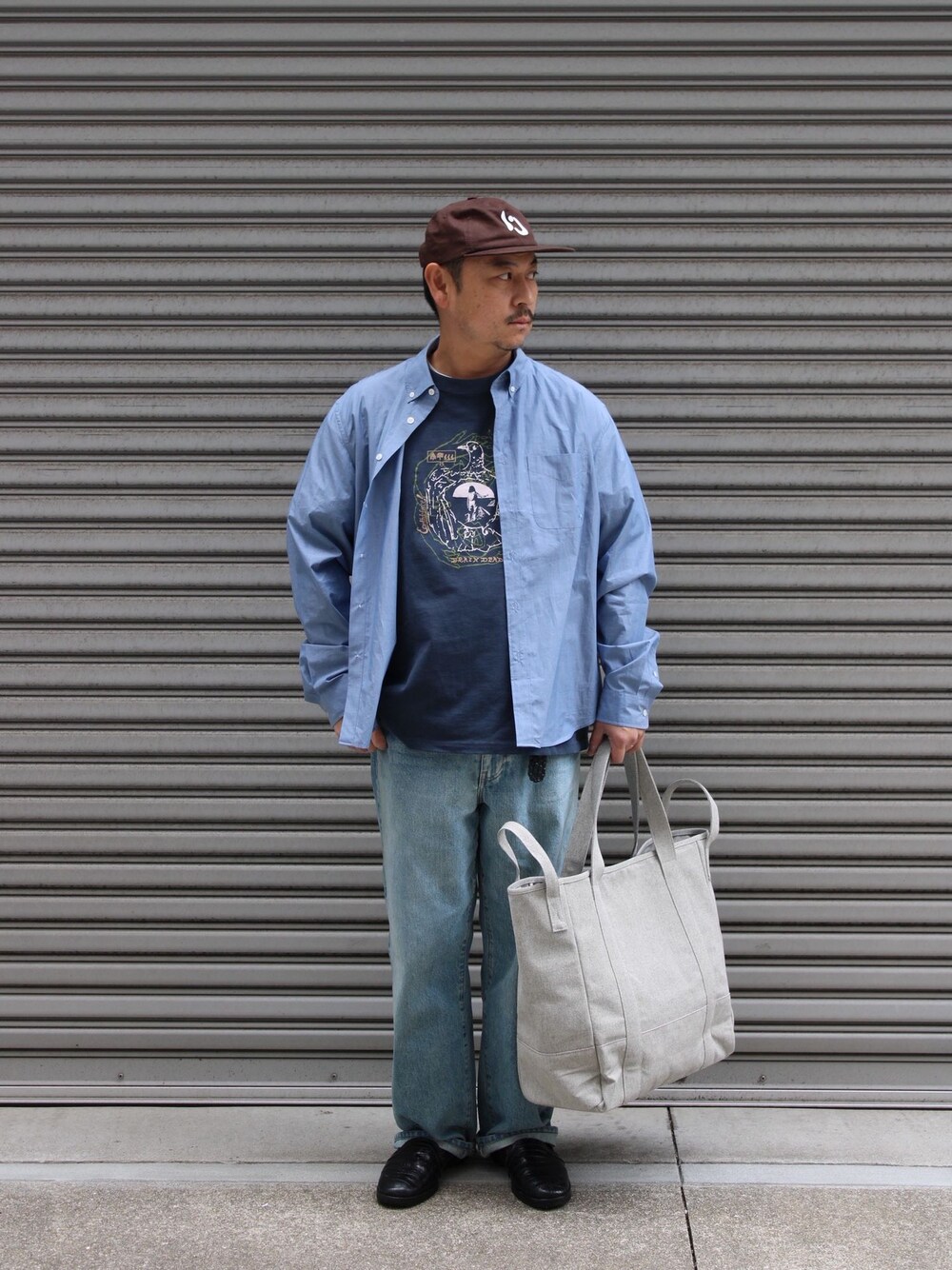 ブルー系のTシャツ/カットソーを着用したメンズの春コーディネートの1枚目の写真