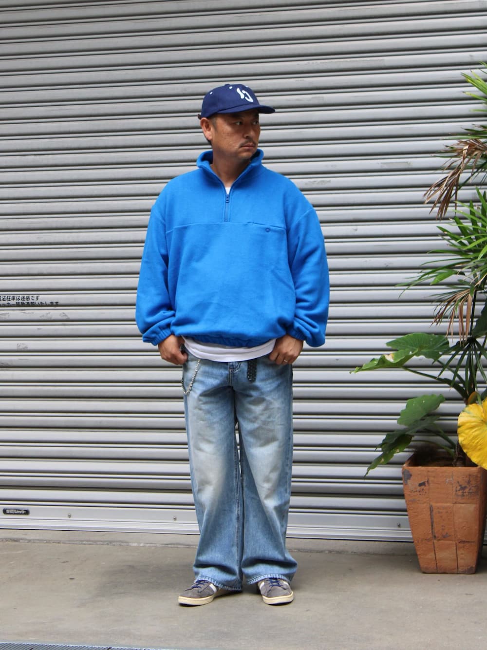 ブルー系のデニムパンツ、ブルー系のキャップを着用したメンズの秋コーディネートの1枚目の写真