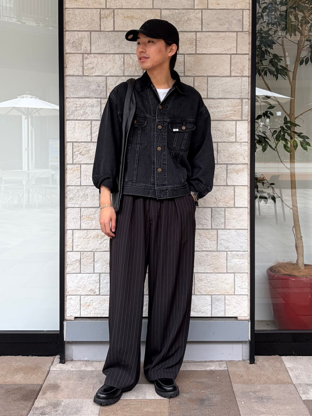 ブラック系のローファー、ブラック系のデニムジャケット、ホワイト系のTシャツ/カットソーを着用したメンズの秋コーディネートの1枚目の写真