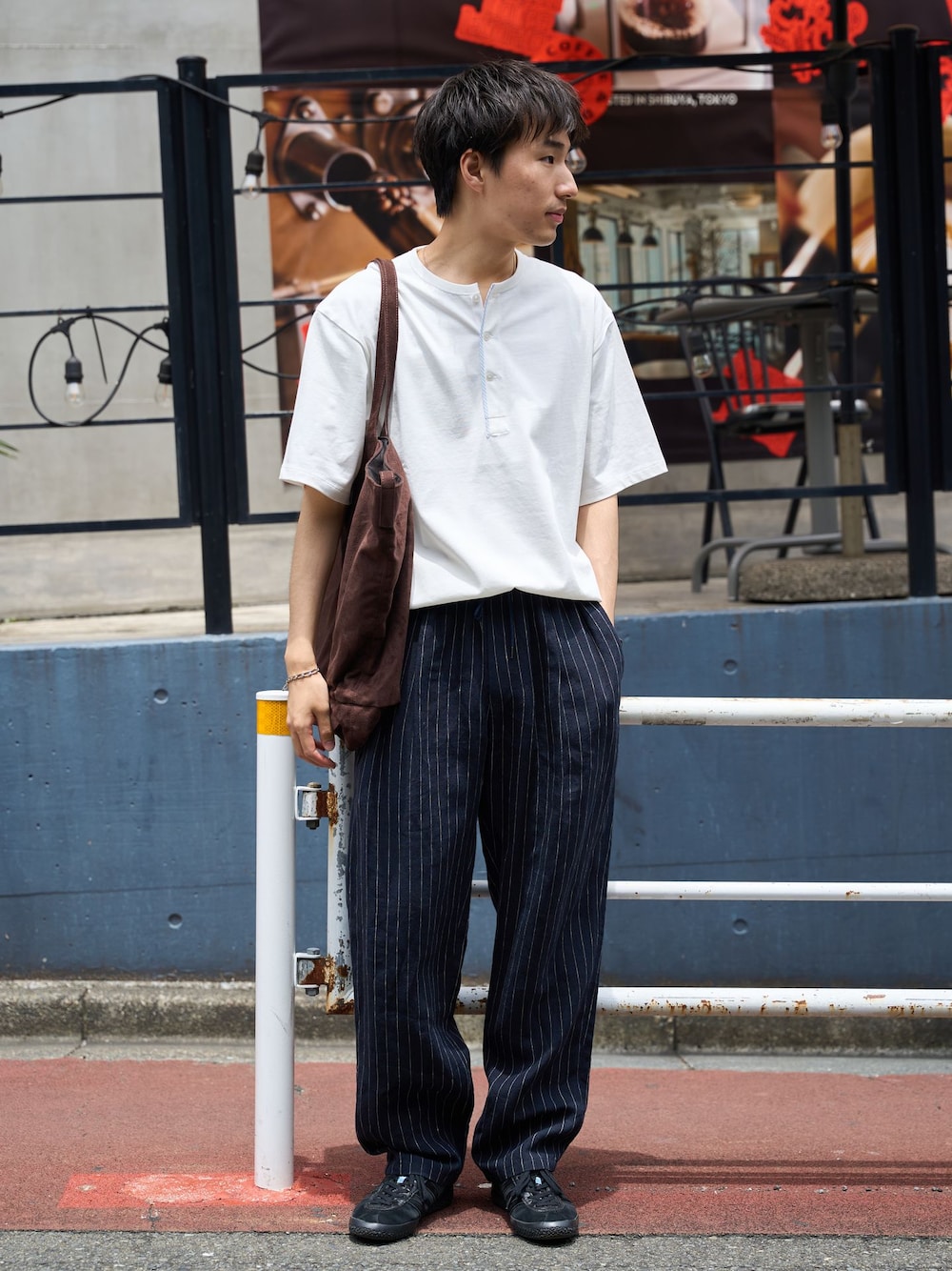 ブルー系のその他パンツ、ホワイト系のTシャツ/カットソー、ブラウン系のトートバッグを着用したメンズの夏コーディネートの1枚目の写真