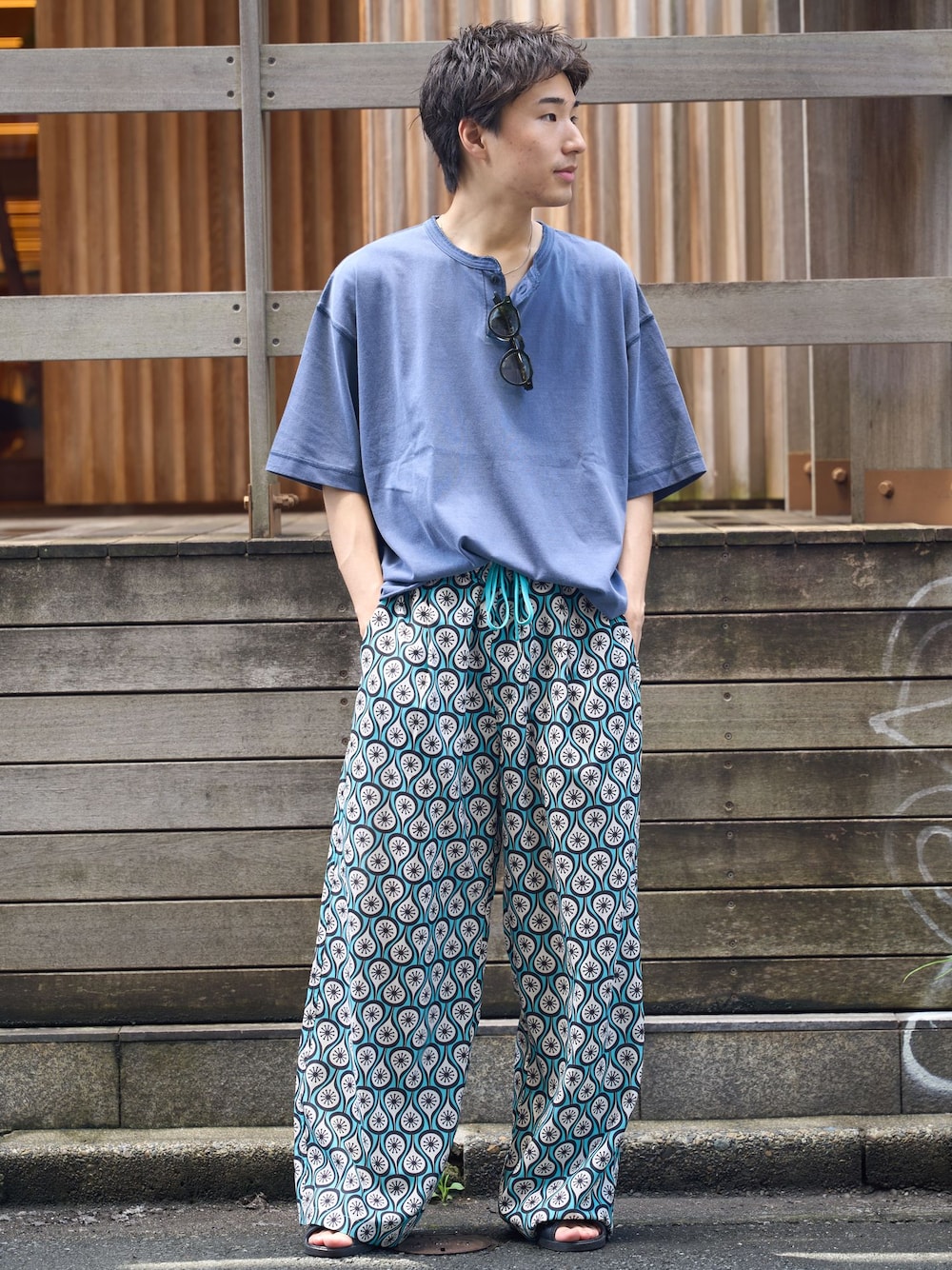 グリーン系のその他パンツ、ブルー系のTシャツ/カットソーを着用したメンズの夏コーディネートの1枚目の写真