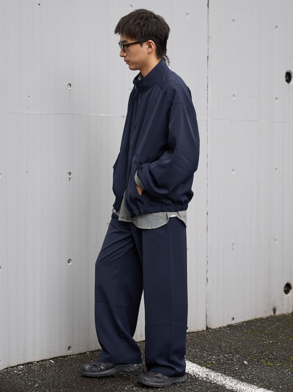ブルー系のブルゾン、ブルー系のその他パンツ、ブラック系のシャツ/ブラウスを着用したメンズの秋コーディネートの1枚目の写真