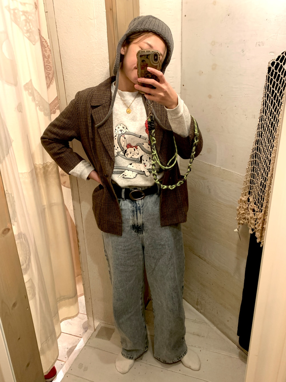 ホワイト系のスウェット、ブラウン系のテーラードジャケット、ブルー系のデニムパンツを着用したレディースの秋コーディネートの1枚目の写真