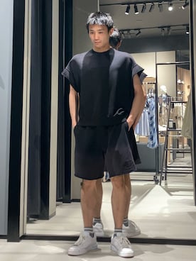 「ARMANI EXCHANGE（アルマーニエクスチェンジ）の【A|X アルマーニ エクスチェンジ】AXロゴ グラデーション スウェットショーツ（その他パンツ、ブラック系）」を使った、AOさん（メンズ・171cm）の春コーディネート