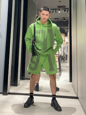 「ARMANI EXCHANGE（アルマーニエクスチェンジ）の【A|X アルマーニ エクスチェンジ】91ロゴ スウェットショーツ（スウェットパンツ、グリーン系）」を使った、AOさん（メンズ・171cm）の春コーディネート