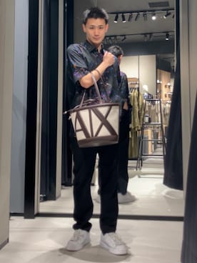 「ARMANI EXCHANGE（アルマーニエクスチェンジ）の【A|X アルマーニ エクスチェンジ】オールオーバープリント 半袖シャツ/BOXY（シャツ/ブラウス、ブラック系）」を使った、AOさん（メンズ・171cm）の春コーディネート