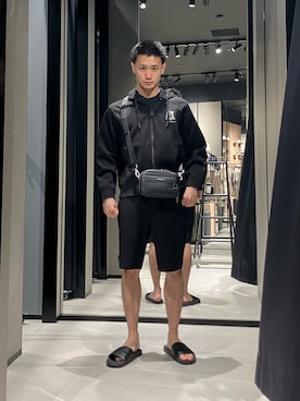 「ARMANI EXCHANGE（アルマーニエクスチェンジ）の【A|X アルマーニ エクスチェンジ】＜ZOZO限定＞AXロゴ ショルダーバッグ（ショルダーバッグ、ブラック系）」を使った、AOさん（メンズ・171cm）の春コーディネート