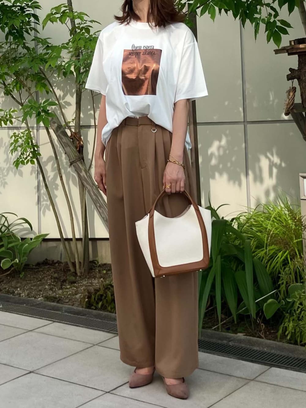 ベージュ系のその他パンツ、ホワイト系のTシャツ/カットソーを着用したレディースの夏コーディネートの1枚目の写真