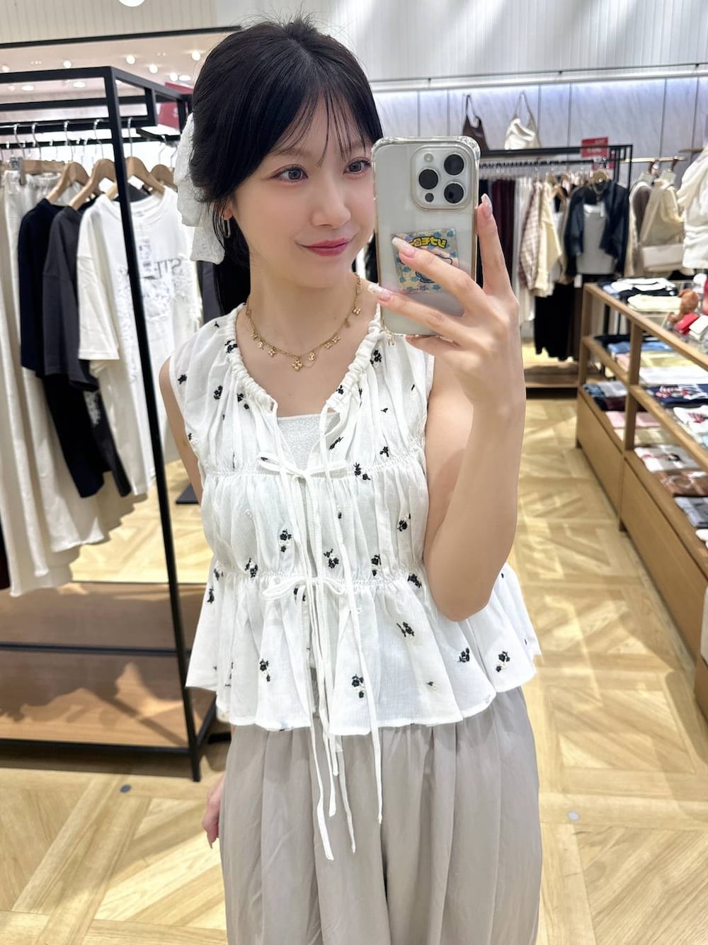 シルバー系のタンクトップ、ホワイト系のその他パンツ、ホワイト系のシャツ/ブラウスを着用したレディースの夏コーディネートの1枚目の写真