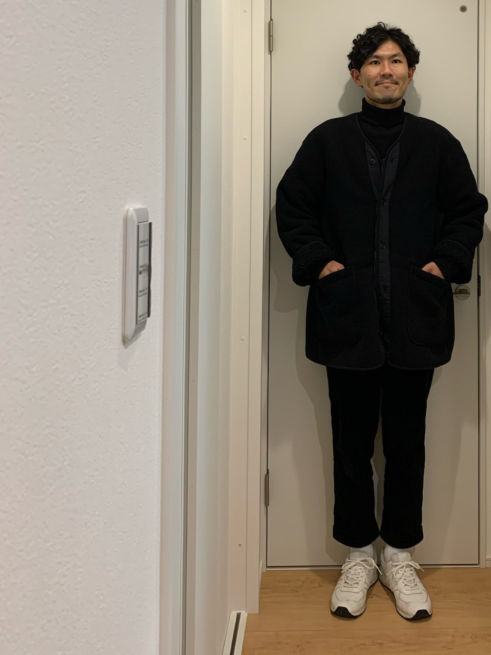 「休日スタイル、大人カジュアル、シンプルコーデ、冬コーデ、ビッグシルエット、モノトーン、コート、コーデュロイ、フリース、タートルネック、スニーカー、白ソックス、ノーカラーコート、ブラック、スウェット」｜「UNIQLOのフリースノーカラーコート（その他アウター、ブラック系）」を使った、トモッティさん（メンズ・174cm）の冬コーディネートの1枚目の写真
