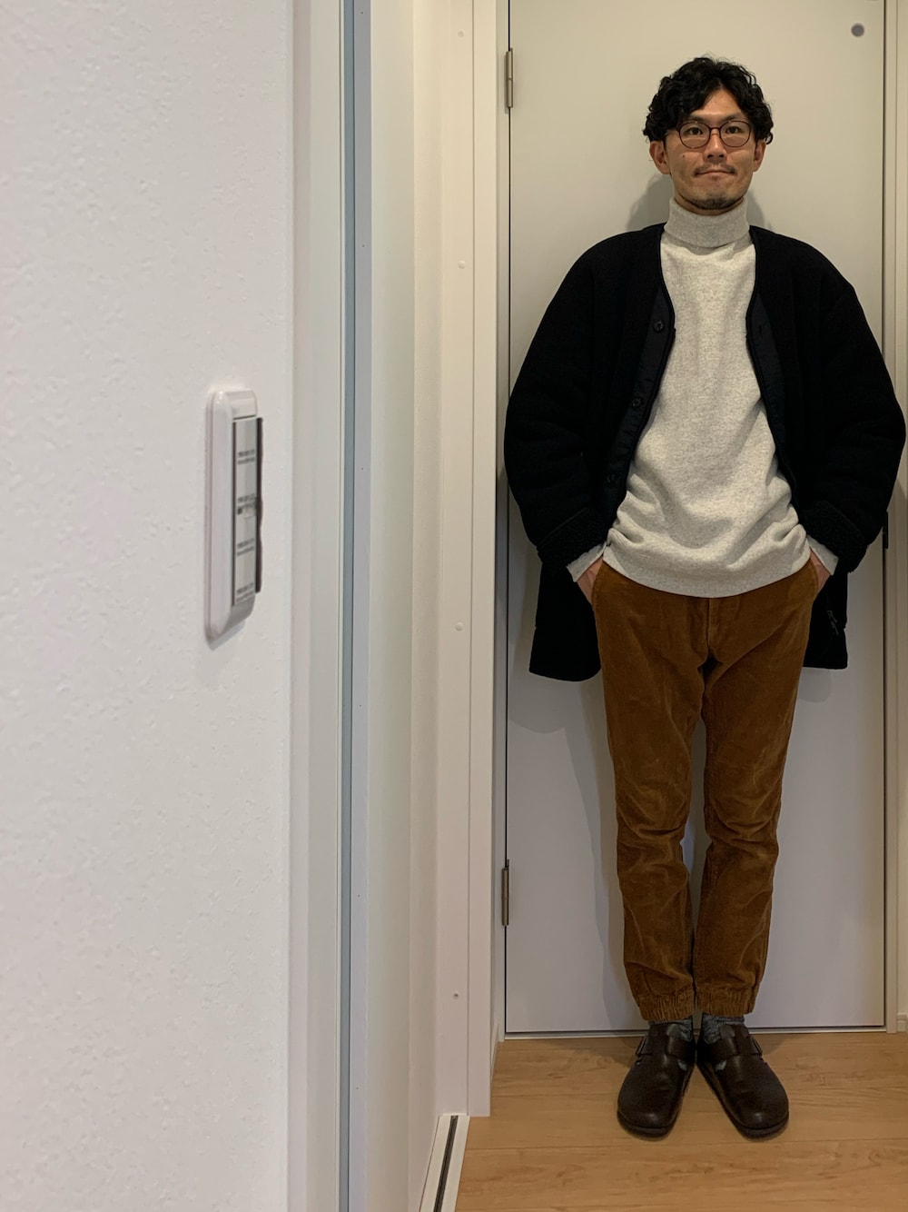「休日コーデ、カジュアルコーデ、冬コーデ、大人コーデ、きれいめカジュアル、オーバーサイズ、めがね、メガネ男子、フリース、コート、タートルネック、スウェット、コーデュロイ、ジョガーパンツ、革靴」｜「FREAK'S STOREのWEB限定 12oz ヘビーウェイト ビッグシルエット タートルネックスウェット/プルオーバー（スウェット、グレー系）」を使った、トモッティさん（メンズ・174cm）の冬コーディネートの1枚目の写真